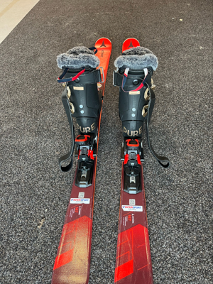 NEU Atomic Ski mit Bindung und Stöcken plus Rossignol Skischuhen Bild 4