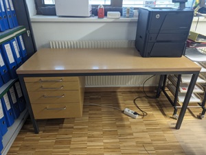 Kleiner schicker Schreibtisch oder Schreibmaschinentisch