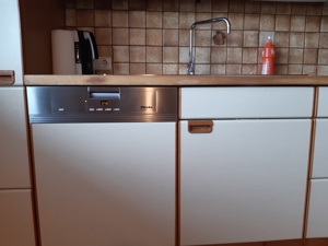 Küche mit Eckbank und Elektrogeräten Bild 1