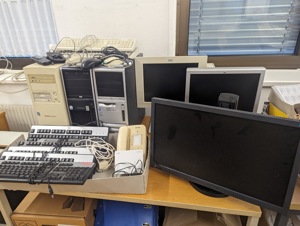 Bildschirme (Eizo, HP, IBM) PCs, Tastatur, PC-Maus, HP Drucker, Telefon Festnetz Schnurlos