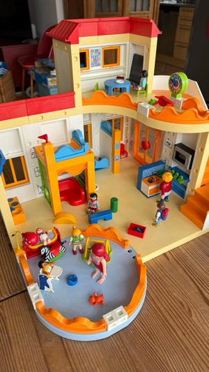 Playmobil Kindergarten 5567 mit Anbau 5570 und Spielplatz 5568 Bild 2