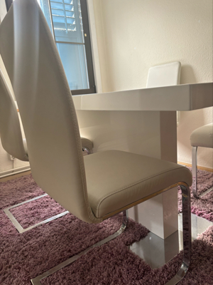 Tisch mit Stühlen und Teppich Bild 5