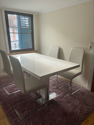 Tisch mit Stühlen und Teppich Bild 3