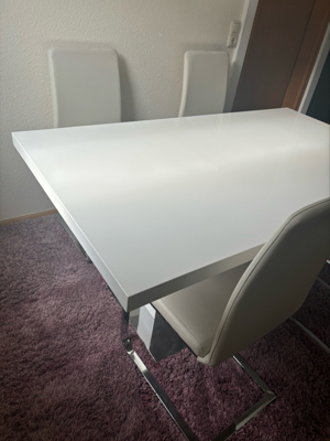 Tisch mit Stühlen und Teppich Bild 4