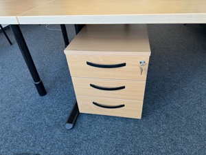 Schreibtisch mit verschließbarem Rollcontainer Bild 4