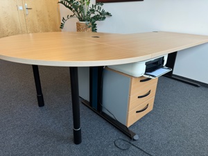 Schreibtisch mit verschließbarem Rollcontainer