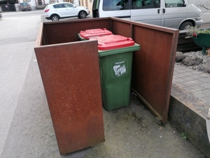 Müllstation aus Metall rostig