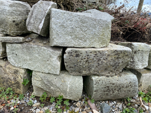 Natursteine für Trockensteinmauer Bild 1