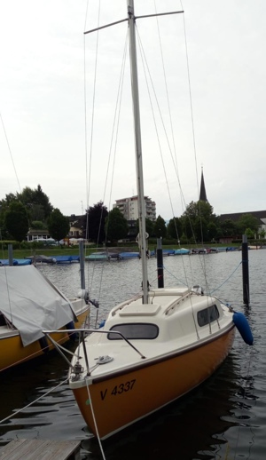 Segelboot mit Motor und Segeltücher