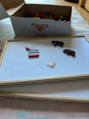 Holztablett 2x Montessori mit Holzfiguren und Spiegel Bild 1