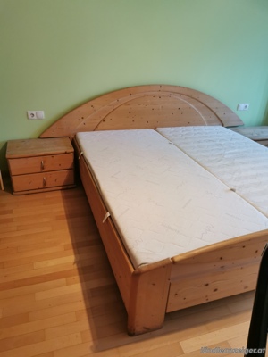 Doppelbett aus Vollholz mit dazu passenden Nachtischen