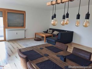 Schöner Esstisch im Holz + 6 Stühle, skandinavischer Stil