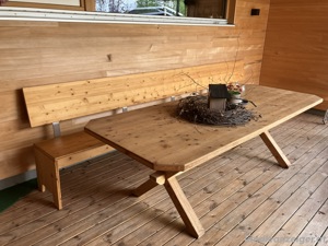 Rustikaler Holztisch 250x100cm und Bank mit Rückenlehne 365cm für den Außenbereich Bild 2