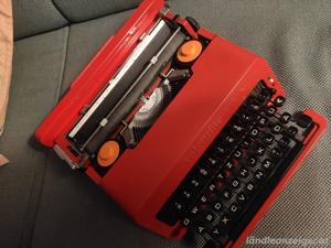Schreibmaschine Valentine OLIVETTI Bild 1