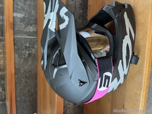 Schwarzer Shot Helm mit Brille Bild 1