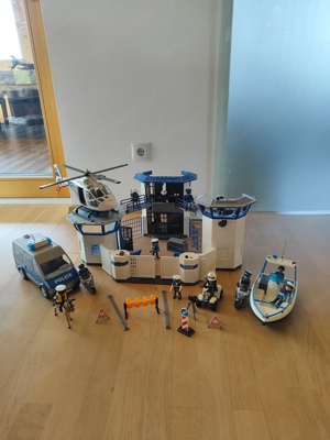 Playmobil Polizeistation mit Hubschrauber, Van und mehr Bild 1