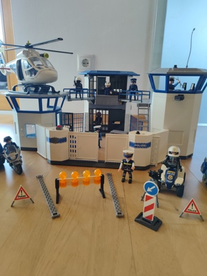 Playmobil Polizeistation mit Hubschrauber, Van und mehr Bild 3