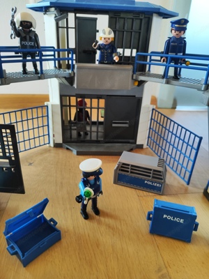 Playmobil Polizeistation mit Hubschrauber, Van und mehr Bild 6