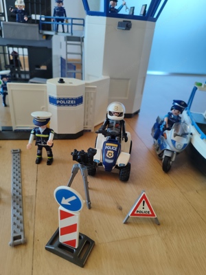 Playmobil Polizeistation mit Hubschrauber, Van und mehr Bild 5