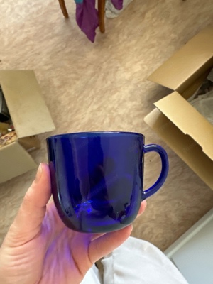 blaue Glastassen Kaffee mit Untertassen Bild 2