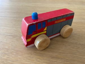 Holzspielzeug Feuerwehrauto Bild 1
