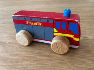 Holzspielzeug Feuerwehrauto Bild 2