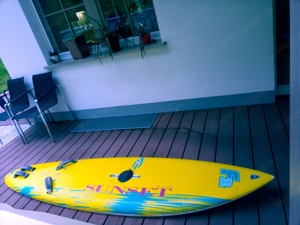 Sportliche, komplette Surfboard Ausrüstung mit Dachbox Bild 1