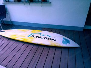 Sportliche, komplette Surfboard Ausrüstung mit Dachbox Bild 3