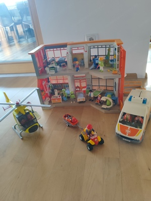 Playmobil Rettung mit Krankenhaus  Bild 1