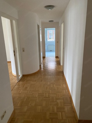 Großzügige 4-Zimmerwohnung mit Balkon mitten in Schruns - Sofort verfügbar und Provisionsfrei! Bild 3
