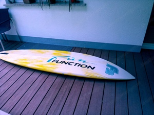 Sportliches Surfboard, 2 Segel und einen Gabelbaum inklusive Dachbox