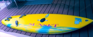 Sportliches Surfboard, 2 Segel, 2 teilbare Masten und einen Gabelbaum inklusive Dachbox Bild 3