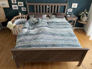Hemnes Bett inkl. Lattenroste und fast neuwertigen Matratzen & 2 Nachttische Bild 5