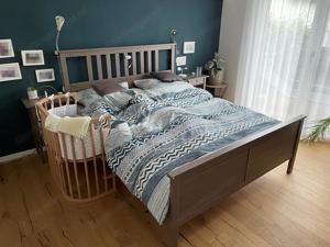 Hemnes Bett inkl. Lattenroste und fast neuwertigen Matratzen & 2 Nachttische Bild 1