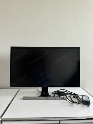 Leistungsstarker PC mit Monitor Bild 5