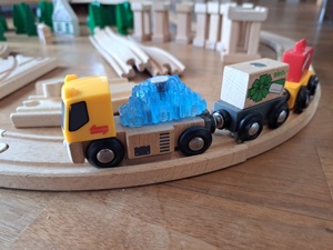 Holzeisenbahn mit BRIO-Elementen, Feuerwehrfahrzeug mit Licht und Sound, Batterielok und vielem mehr Bild 4