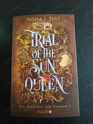 Buch 'Trial of the Sun Queen' - NEU mit Farbschnitt Bild 1