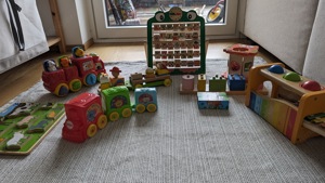 Kinderspielzeug aus Holz und Plastik Bild 2