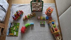 Kinderspielzeug aus Holz und Plastik Bild 1