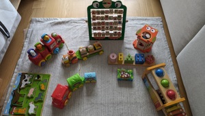 Kinderspielzeug aus Holz und Plastik Bild 3