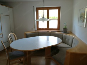 Esstisch (rund-erweiterbar mit Zwischenteil), zwei Stühle und einer Rundbank gepolstert in Buche