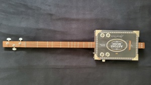 Aston Music Cigar Box Guitar Made in England Diatonic Fretboard Gitarre Zigarrenbox