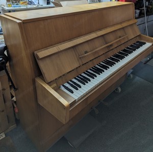 Kostenloses Klavier aus Holz [Selbstabholer]