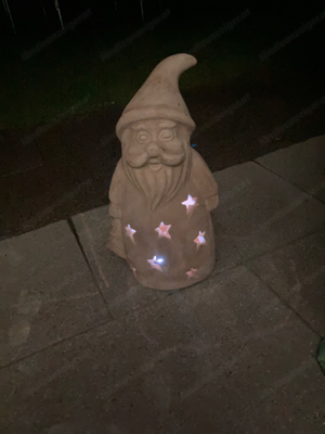 Gartenzwerg aus Ton beleuchtet Weihnachtsdeko Bild 3