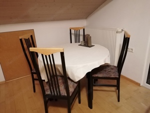 Tisch ausziehbar mit 4 Sesseln