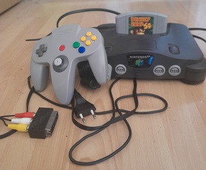Nintendo 64 mit donkey kong 64 und Controller