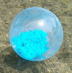 NEU aufblasbarer durchsichtiger Wasserball mit Federn Style Blau 55 cm