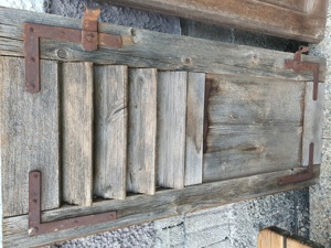 Holzfensterladen zur Deko aus Bauernhof