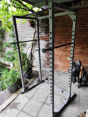 Power Rack mit Klimmzugstange