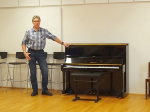 Klavierlehrer mit langjähriger Erfahrung bietet Klavierunterricht für Erwachsene an